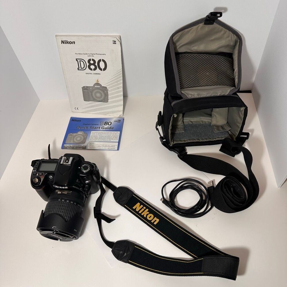 Vintage Nikon D80 Digitial SLR Camera w/ Nikon DX 18-135 mm Zoom Lens w/ Cases